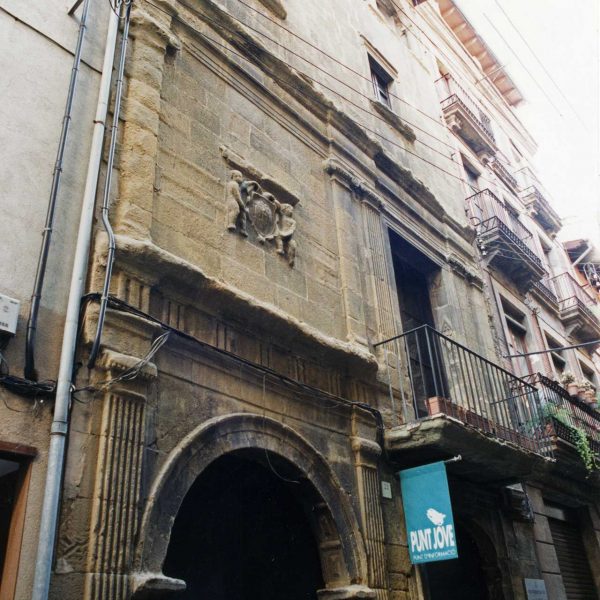 Vic.- Casa Galadies, d'estil renaixentista del S. XVI. Portalada esquerra d'arc de mig punt d'estil renaixentista amb un escut al damunt (8/2000)