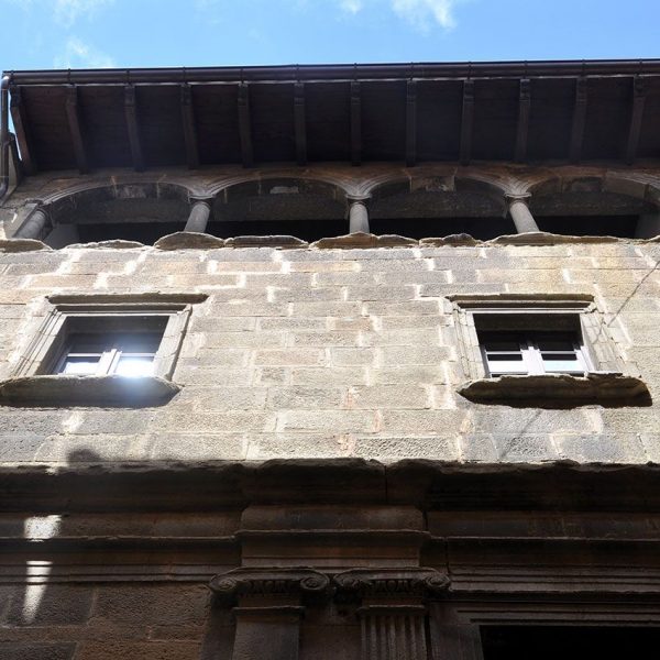 Vic.- Casa Galadies, d'estil renaixentista del S. XVI. Finestres rectangulars del segon pis i al tercer una galeria de quatre arcades (5/2013)