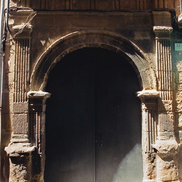 Vic.- Casa Galadies, d'estil renaixentista del S. XVI. Portalada esquerra d'arc de mig punt d'estil renaixentista (8/2000)