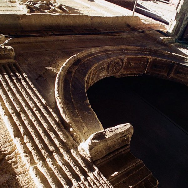 Vic.- Casa Galadies, d'estiil renaixentista del S. XVI. Portalada esquerra d'arc de mig punt d'estil renaixentista (8/2000)