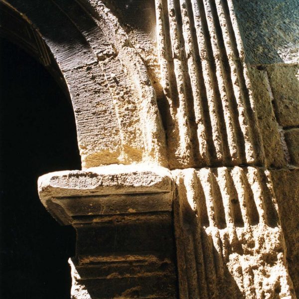 Vic.- Casa Galadies, d'estil renaixentista del S. XVI. Portalada esquerra d'arc de mig punt d'estil renaixentista (8/2000)