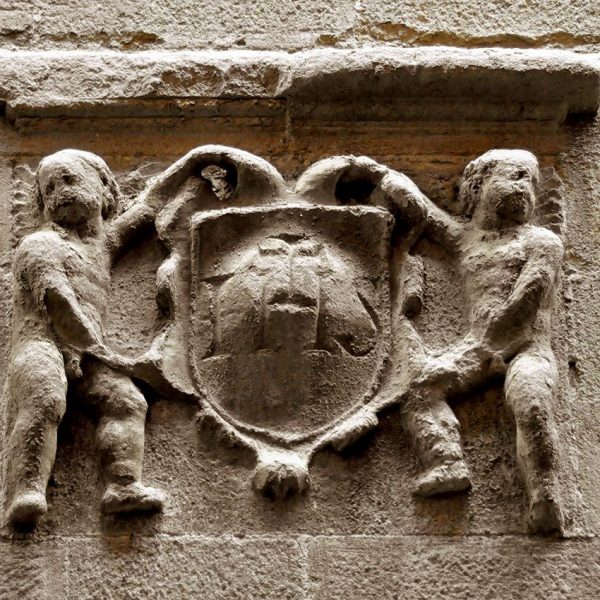 Vic.- Casa Galadies, d'estil renaixentista del S. XVI. Escut de pedra amb el monograma de Crist sobre la portalada renaixentista (8/2000)