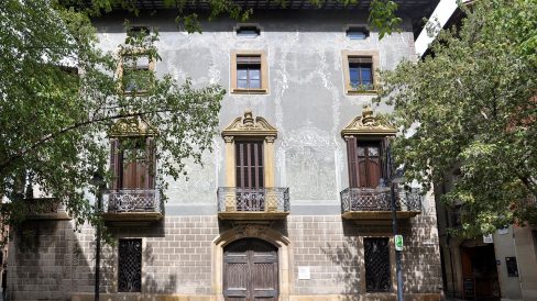 Vic.- Casa Masferrer, S. XIX/XX d'estil modernista amb la façana esgrafiada i tres balcons al primer pis amb el frontó trencat (5/2013)