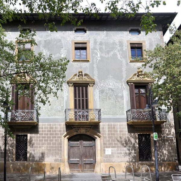 Vic.- Casa Masferrer, S. XIX/XX d'estil modernista amb la façana esgrafiada i tres balcons al primer pis amb el frontó trencat (5/2013)