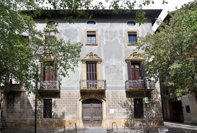 Vic.- Casa Masferrer, S. XIX/XX d'estil modernista amb la façana esgrafiada i tres balcons al primer pis amb el frontó trencat (5/2013)