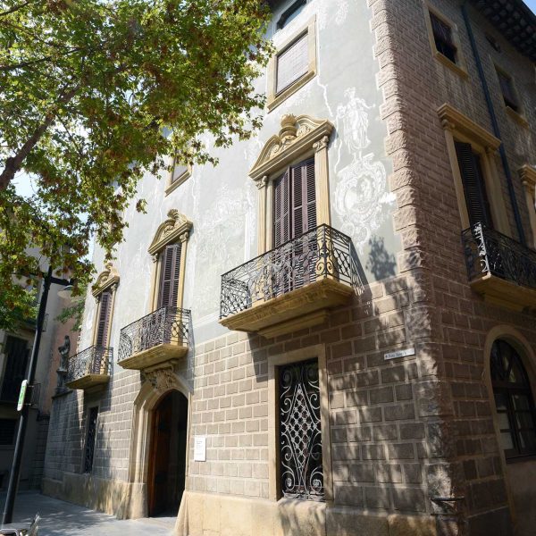 Vic.- Casa Masferrer, S. XIX/XX d'estil modernista amb la façana esgrafiada i tres balcons al primer pis amb el frontó trencat (5/2013)