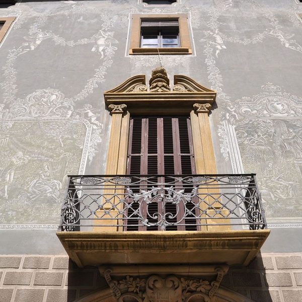 Vic.- Casa Masferrer, S. XIX/XX d'estil modernista amb la façana esgrafiada i tres balcons al primer pis amb el frontó trencat (5/2013)