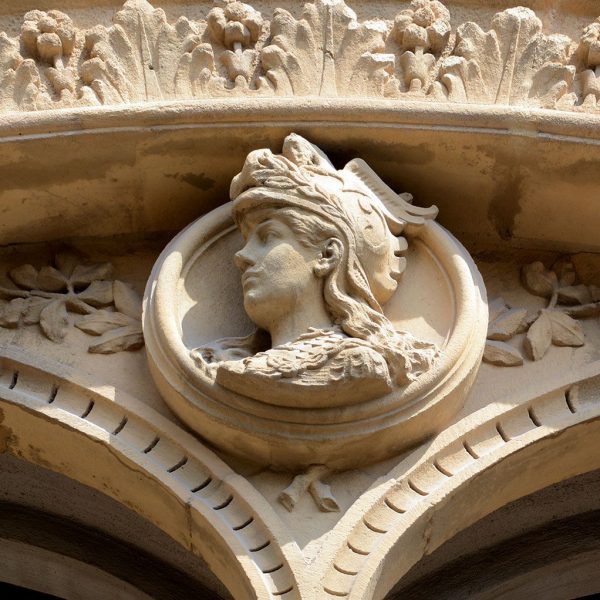 Vic.- Casa Masferrer, S. XIX/XX d'estil modernista. Un dels medallons de les finestres amb la imatge d'una de les germanes Masferrer (7/2018)