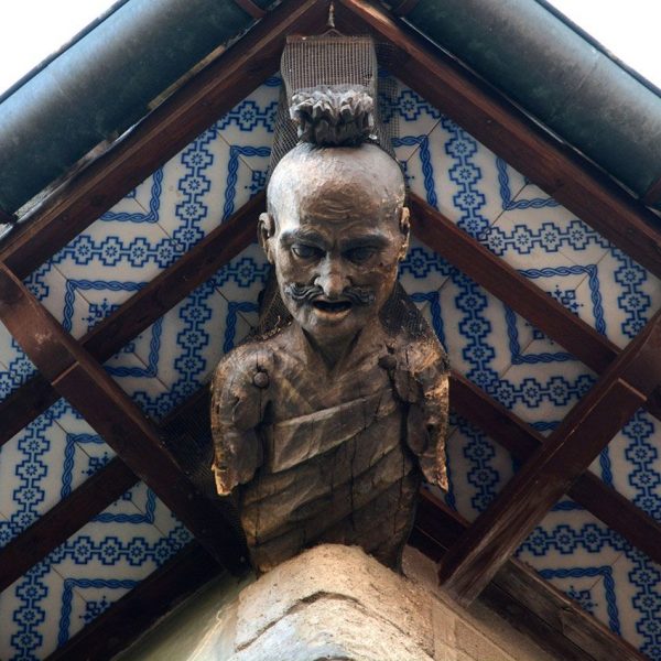 Vic.- Casa Masferrer, S. XIX/XX d'estil modernista. Ràfec de fusta de la teulada de la façana principal (7/2018)