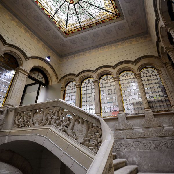 Vic.- Casa Masferrer, S. XIX/XX d'estil modernista. Escala amb una barana ornamentada amb motius florals i animals i una galeria al voltant del pis (7/2018)