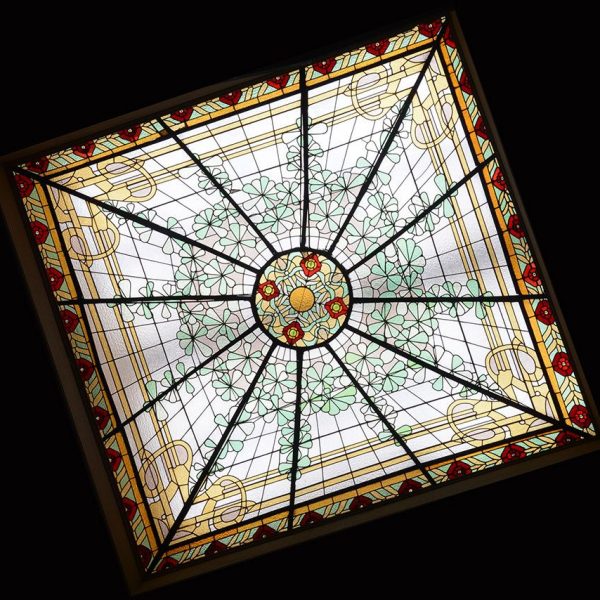 Vic.- Casa Masferrer, S. XIX/XX d'estil modernista. Claraboia quadrada de vitralls amb motius florals i geomètrics que cobreix l'escala (7/2018)