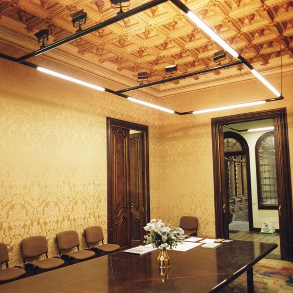 Vic.- Casa Masferrer, S. XIX/XX d'estil modernista. Interior d'una estança amb el sostre enteixinat (8/2000)