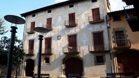 Vic.- Casa Parrella, S. XX d'estil barroc. A la planta baixa hi han dues portes d'arc rebaixat i la façana destaca pels seus esgrafiats. (7/2018)