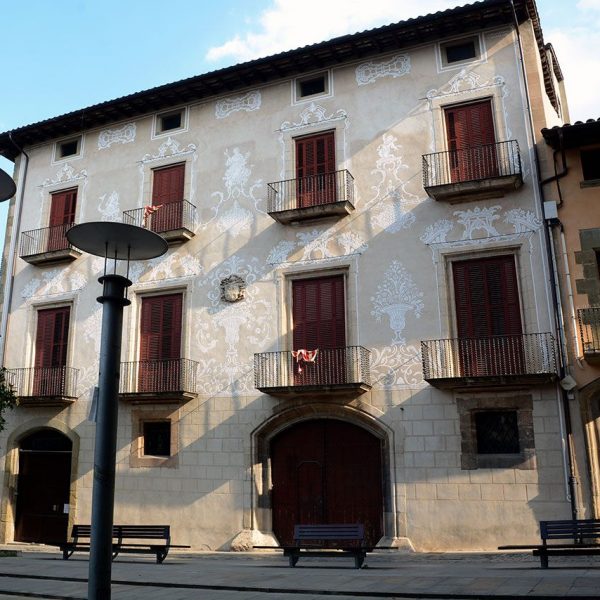 Vic.- Casa Parrella, S. XX d'estil barroc. A la planta baixa hi han dues portes d'arc rebaixat i la façana destaca pels seus esgrafiats. (7/2018)