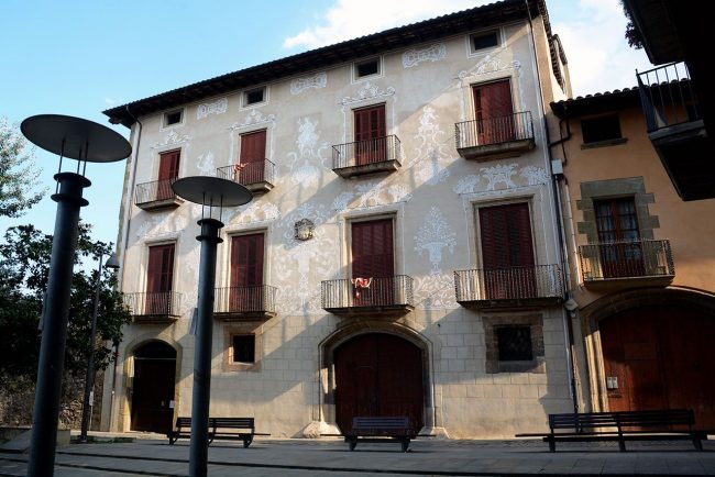 Vic.- Casa Parrella, S. XX d'estil barroc. A la planta baixa hi han dues portes d'arc rebaixat i la façana destaca pels seus esgrafiats. (7/2018)