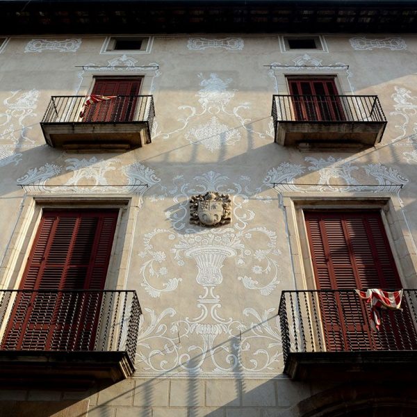 Vic.- Casa Parrella, S. XX d'estil barroc. Façana central de la casa amb els balcons motllurats i al centre un escut de pedra de la família Parrella (7/2018)