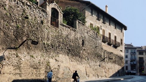 Vic.- Casa Prat-Santjulià, d'estil barroc consta de planta baixa pis i golfes. A la façana sobre la muralla s'hi obren balcons amb llosanes de pedra (8/2000)