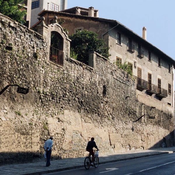 Vic.- Casa Prat-Santjulià, d'estil barroc consta de planta baixa pis i golfes. A la façana sobre la muralla s'hi obren balcons amb llosanes de pedra (8/2000)