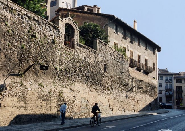 Vic.- Casa Prat-Santjulià, d'estil barroc consta de planta baixa pis i golfes. A la façana sobre la muralla s'hi obren balcons amb llosanes de pedra (8/2000)