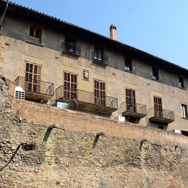 Vic.- Casa Prat-Santjulià, d'estil barroc consta de planta baixa pis i golfes. A la façana sobre la muralla s'hi obren balcons amb llosanes de pedra (7/2018)