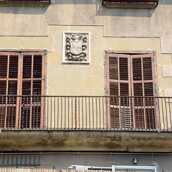 Vic.- Casa Prat-Santjulià, d'estil barroc. Entre dues obertures del balcó principal hi ha l'escut familiar (7/2018)