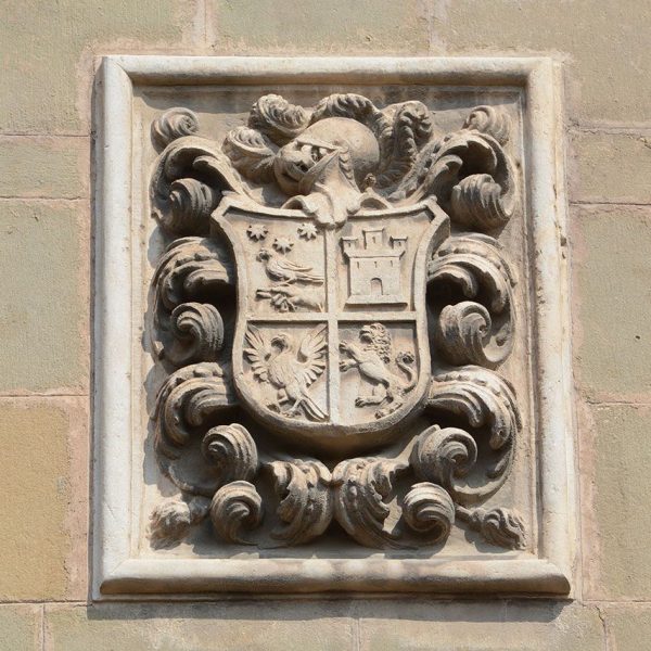 Vic.- Casa Prat-Santjulià, d'estil barroc. Entre dues obertures del balcó principal hi ha l'escut familiar (7/2018)