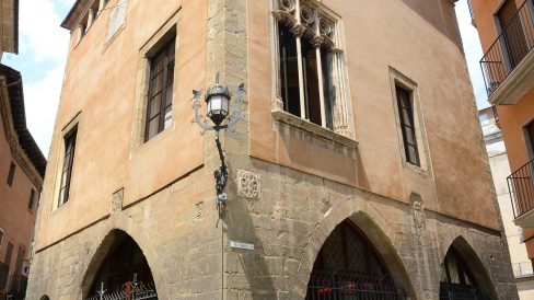 Vic.- Llotja del Blat. D’estil gòtic/barroc amb grans arcades obertes al laterals de la planta baixa que a la vegada corresponen a la oficina de turisme (7/2018)