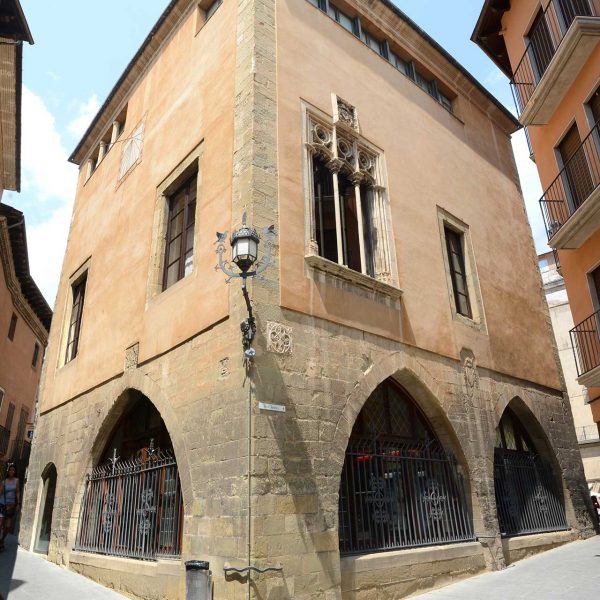 Vic.- Llotja del Blat. D’estil gòtic/barroc amb grans arcades obertes al laterals de la planta baixa que a la vegada corresponen a la oficina de turisme (7/2018)