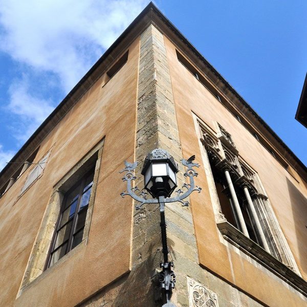 Vic.- Llotja del Blat. D’estil gòtic/barroc amb grans arcades obertes al laterals de la planta baixa que a la vegada corresponen a la oficina de turisme (7/2018)