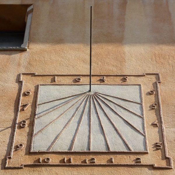 Vic.- Llotja del Blat. D’estil gòtic/barroc. Rellotge de sol de la façana sud de l’any 1645 segons inscripció gravada (7/2018)