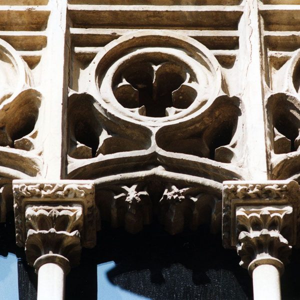 Vic.- Llotja del Blat. Finestral gòtic triforat de la façana de llevant amb calats suportat per dues columnes de marbre i al damunt l’escut de la ciutat (8/2000)