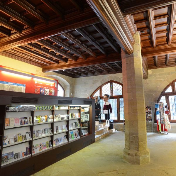 Vic.- Llotja del Blat. (Oficina de Turisme). La columna central es perllonga cap a la primera planta conformant la Sala de la Columna de l’Ajuntament (7/2018)