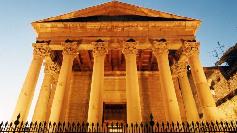 Vic.- Temple Romà, S. I/II dC. Estava integrat dins el castell dels Montcada del S. XI i es va descobrir l’any 1882 a l’enderrocar aquell edifici (2/2001)