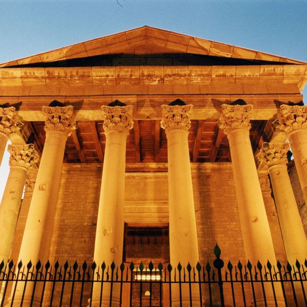 Vic.- Temple Romà, S. I/II dC. Estava integrat dins el castell dels Montcada del S. XI i es va descobrir l’any 1882 a l’enderrocar aquell edifici (2/2001)