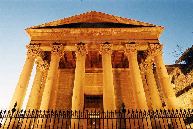 Vic.- Temple Romà, S. I/II dC. Estava integrat dins el castell dels Montcada del S. XI i es va descobrir l’any 1882 a l’enderrocar aquell edifici (2/2001)