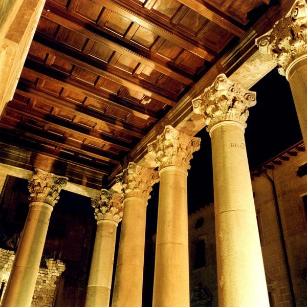 Vic.- Temple Romà, S. I/II dC. Interior de l’atri format per vuit columnes llises amb base jònica i capitell corinti (2/2001)