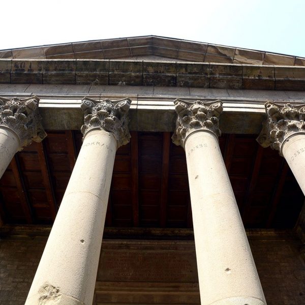 Vic.- Temple Romà, S. I/II dC. Atri format per vuit columnes llises amb base jònica i capitell corinti. L’entaulament està format per arquitrau, fris i cornisa (7/2018)