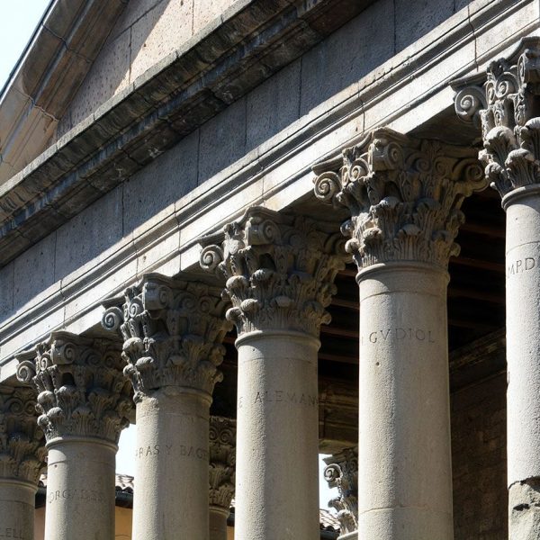 Vic.- Temple Romà, S. I/II dC. Atri format per vuit columnes llises amb base jònica i capitell corinti. L’entaulament està format per arquitrau, fris i cornisa (7/2018)