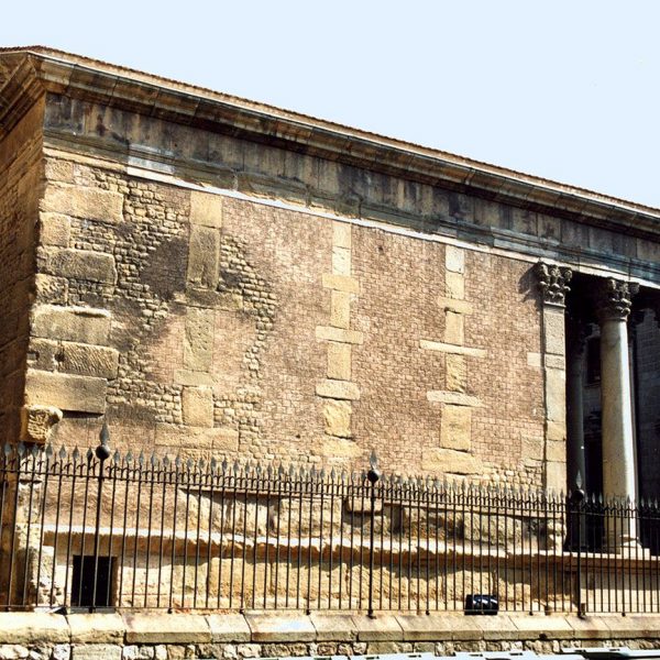 Vic.- Temple Romà, S. I/II dC. Lateral de l’edifici rectangular construït sobre un pòdium (8/2000)