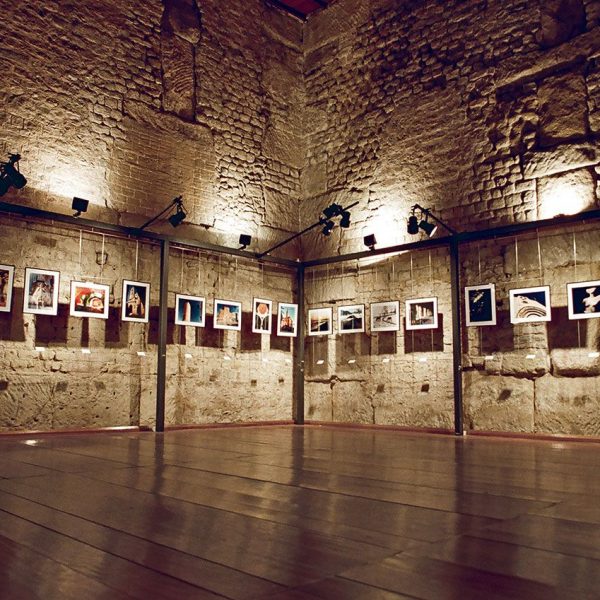 Vic.- Temple Romà, S. I/II dC. Interior del temple (Cel·la) destinat a sala d’exposicions (8/2001)