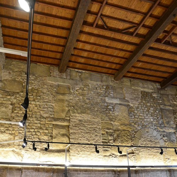 Vic.- Temple Romà, S. I/II dC. Interior del temple (Cel·la) destinat a sala d’exposicions (7/2018)