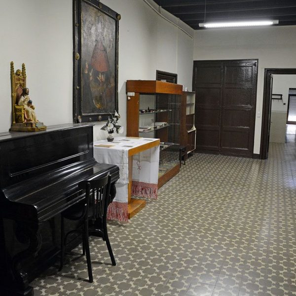 Vic.- Casa natal de Sant Miquel dels Sants i capella del S. XVIII. Casa museïtzada amb els records i rellevància de la seva obra (7/2018)