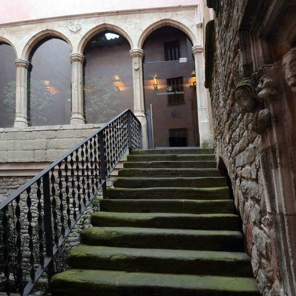 Vic.- Casa Clariana, gòtica/barroca del S. XVII/XVIII. Pati central del cos oriental amb escala que accedeix a una galeria amb columnes gòtiques (7/2018)