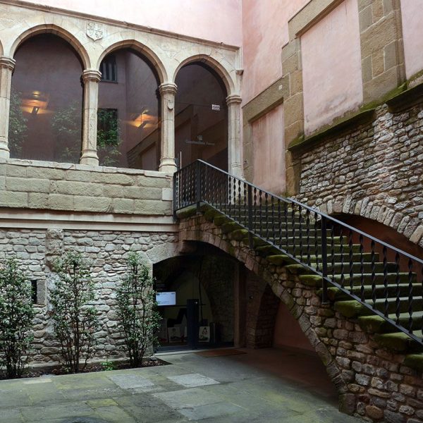 Vic.- Casa Clariana, gòtica/barroca del S. XVII/XVIII. Pati central del cos oriental amb escala que accedeix a una galeria amb columnes gòtiques (7/2018)