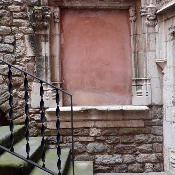 Vic.- Casa Clariana, gòtica/barroca del S. XVII/XVIII. Pati central del cos oriental amb una finestra renaixentista tapiada junt l'escala (7/2018)