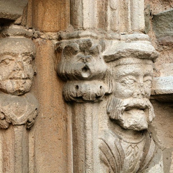 Vic.- Casa Clariana, gòtica/barroca del S. XVII/XVIII. Detall de la finestra renaixentista de la planta baixa de l'edifici del cos oriental (7/2018)