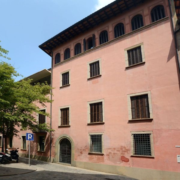 Vic.- Casa Clariana, gòtica/barroca del S. XVII/XVIII amb tres façanes. Vista del cos central amb una porta enreixada d'arc de mig punt (7/2018)