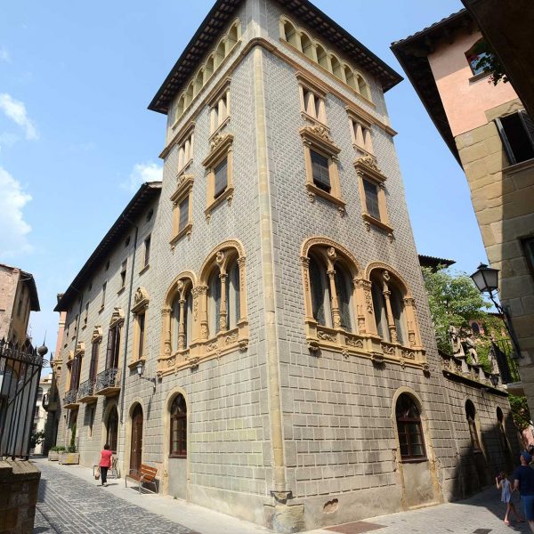 Vic.- Casa Masferrer, S. XIX/XX d'estil modernista. Torre cantonera amb quatre finestres amb columna central on figuren medallons dels quatre germans Masferrer (7/2018)