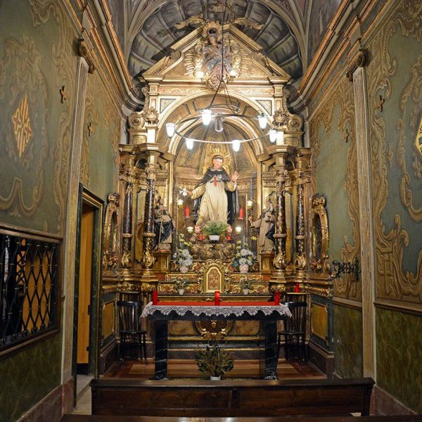 Vic.- Casa natal de Sant Miquel dels Sants i capella del S. XVIII pintada amb esgrafiats i el retaule amb la imatge de Sant Miquel (7/2018)