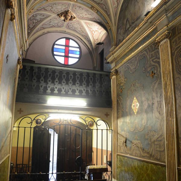 Vic.- Casa natal de Sant Miquel dels Sants i capella del S. XVIII. Fons de la capella decorada amb esgrafiats i coberta de volta amb llunetes (7/2018)